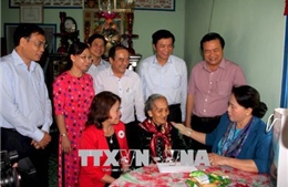 Chủ tịch Quốc hội Nguyễn Thị Kim Ngân thăm, tặng quà Tết gia đình chính sách và hộ nghèo